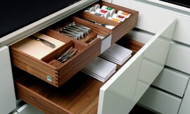 Voorbeeld van een houten bestek- en kruidenlade binnen een grotere lade. Hier uitgevoerd met hoogglans wit front. Deze combinatie biedt perfecte opslagruimte voor besteksets, kruiden en tafellakens. Zuordnung: Stil Moderne keukens, Planungsart keukenblok