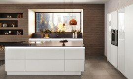 De Ballerina BlackLine keuken combineert puristisch ontwerp met hoogwaardige uitrusting. Deze luxe, greeploze keuken straalt dankzij de matte en hoogglans, lichte fronten. Met een stijlvol eiland en keukenblok is dit een designparel. Zuordnung: Stil Moderne keukens, Planungsart Keuken met zitgelegenheid