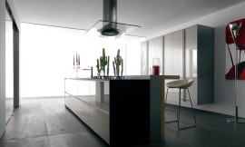 Keukeneiland met design afzuigkap en bar met krukken aan de achterkant. Creme hoogglans fronten, met greeplijst. Afgemaakt met een set zwevende hoogkasten tegen de wand. Zuordnung: Stil Design-keukens, Planungsart Keuken met keukeneiland