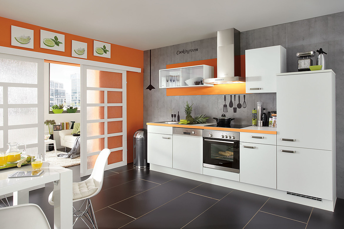 Deze witte keuken is perfect voor kleinere ruimtes. Accenten in oranje laten dit keukenblok levendig werken. Zuordnung: Stil Moderne keukens, Planungsart keukenblok