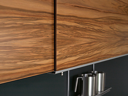 Houten keuken bovenkast met schuifdeuren