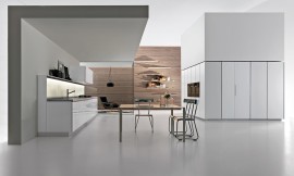 Stijlvolle keukenwand (links) in wit hoogglans en kastenmuur. Zuordnung: Stil Design-keukens, Planungsart keukenblok