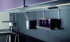 Innovatieve strip onder bovenkasten om dingen op te hangen met stroomvoorziening en verlichting. Hierdoor ontstaat flexibele opbergruimte van veel gebruikte accessoires en de mogelijkheid om uw workflow zo handig als mogelijk te laten verlopen. Zuordnung: Stil Moderne keukens, Planungsart Keuken met zitgelegenheid