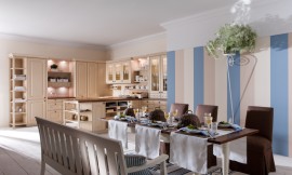 Met COMO kunt u vriendelijke, behaaglijke keukens met een positieve uitstraling realiseren. Hier ziet u een keuken met crèmekleurige cassette fronten en glazen deurtjes. Zuordnung: Stil Design-keukens, Planungsart Open keuken (woonkeuken)