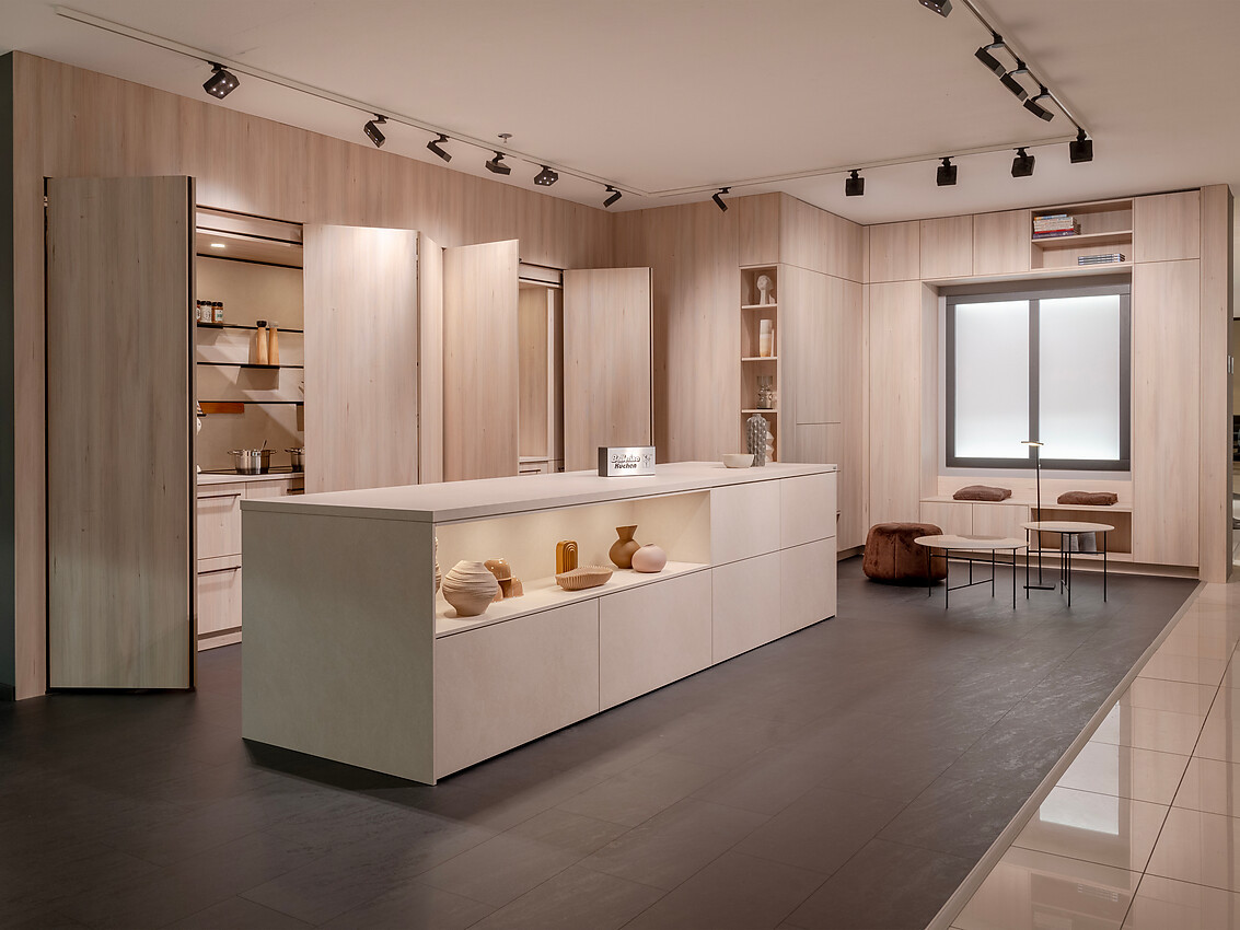 Een moderne designkeuken met indrukwekkende stijl. Het lichtgekleurde houtdecor en het slimme kastontwerp maken deze keuken met eiland perfect voor elke ruimte. Ballerina, bekend om kwaliteit en individualiteit, biedt maatwerkopties om uw droomkeuken te realiseren. Zuordnung: Stil Design-keukens, Planungsart Keuken met keukeneiland
