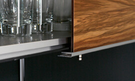 Kastsysteem met zwevende schuifdeuren van fineer. Detailfoto van de deuren. Zuordnung: Stil Design-keukens, Planungsart Keuken met keukeneiland