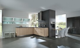 Deze keuken is inventief om een steunpilaar heen ontworpen, die de ruimte opdeelt in het kookgedeelte en de eetkamer. De acacia houten fronten met verticale tekening contrasteren met de lichtblauwe glazen bovenkast. Zuordnung: Stil Moderne keukens, Planungsart Keuken met keukeneiland