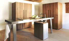 De keukenwerkplaats b2 in opgeruimde, gesloten vorm. Als de kasten dicht zijn is de keuken optisch kalm. Hier zijn de kasten uitgevoerd in mat gelakt hout. Zuordnung: Stil Design-keukens, Planungsart Detail keukenontwerp