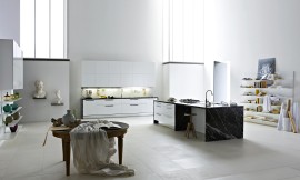 Witte eilandkeuken met edel aanrechtblad van marmer. Open en reductionistisch keukenconcept. Bovenkast met rechthoekige greeploze fronten. Zuordnung: Stil Design-keukens, Planungsart Keuken met keukeneiland