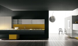 Ebbenhout in contrast met saffraangele achterwand. Het aanrecht zweeft boven de grond. Een deels open bovenkast in metallic tint maakt de keuken functioneel af. De afzuigkap zit in de bovenkast verwerkt. Zuordnung: Stil Moderne keukens, Planungsart keukenblok