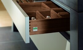Zeer hoogwaardige besteklade van notenboom. Zuordnung: Stil Moderne keukens, Planungsart U-vormige keuken