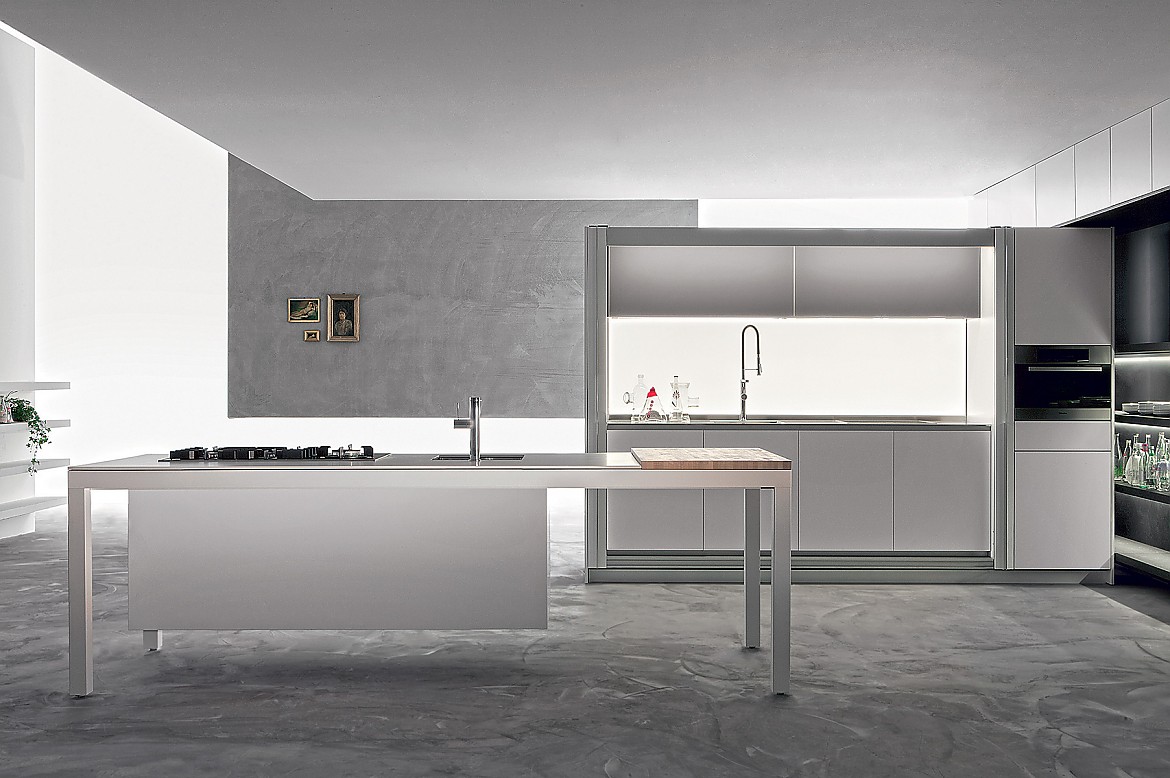Hier ziet u de combinatie van het keukeneiland Banco met het keukendeel Tivalì. Rechtlijnigheid, licht grijs, subtiel gebruik van hout. Greeploze fronten sieren deze design keuken. Zuordnung: Stil Design-keukens, Planungsart Keuken met keukeneiland