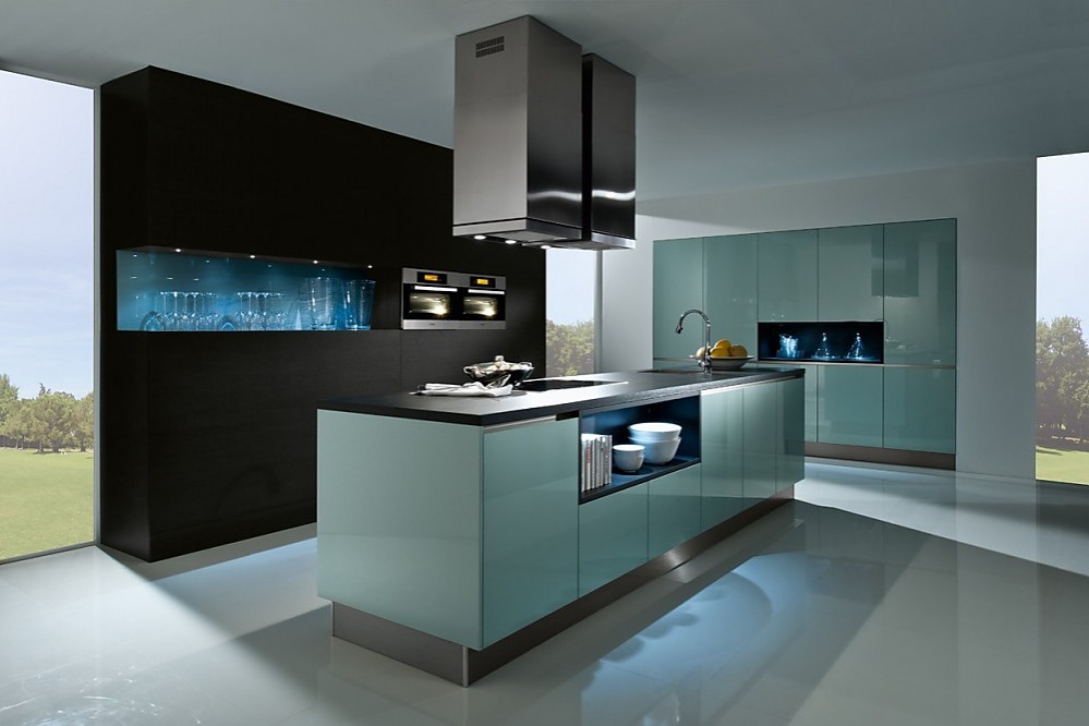 Design keuken staalblauw met rek in de kastenwand