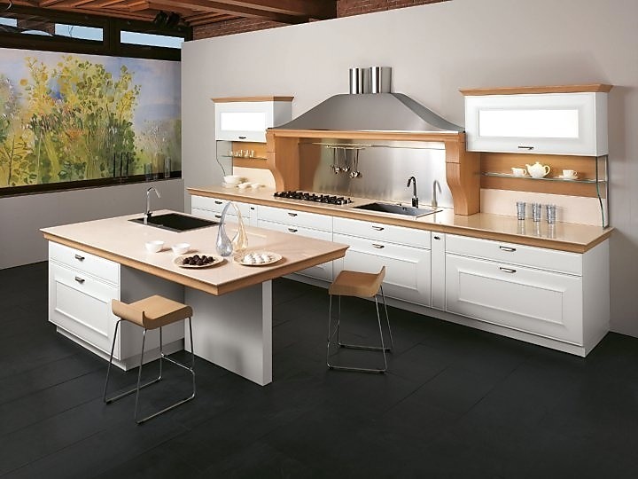 Keukenrij met eiland wit gecombineerd met licht hout
