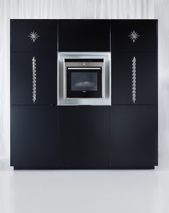 Luxe hoogkast met apparatuurkast. Matzwart met verticaal ornament. In het midden een vak voor inbouwapparatuur zoals de oven. Zuordnung: Stil Luxe keukens, Planungsart Keuken met keukeneiland