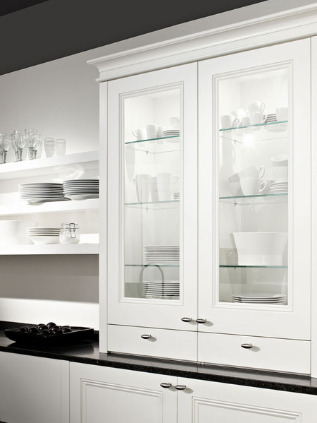 Vitrine-opzetkast met glazen deuren in landhuisstijl.