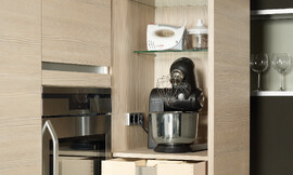 Uittrekbare apparatuurkast met lade. Materiaal: inline kristal beuken. Dit is dé manier om op kleiner oppervlakte een zeer functionele keuken te creëren die tevens rustig oogt wanneer niet in gebruik. Zuordnung: Stil Luxe keukens, Planungsart Detail keukenontwerp