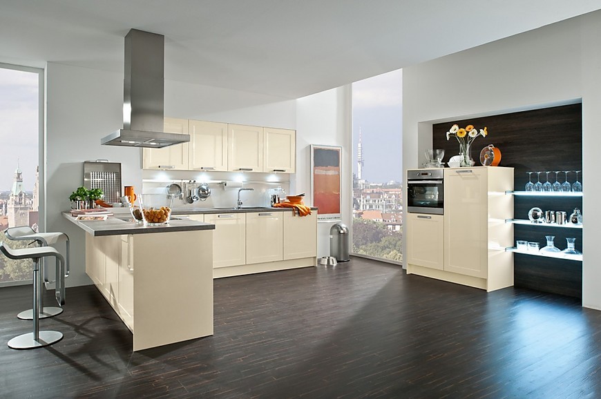 Moderne keuken in L-vorm met glanzende kader fronten en zitgelegenheid