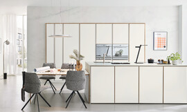 Een greeploze, tijdloze designkeuken met lichtgekleurde fronten. Deze veelzijdige opstelling biedt een zitgelegenheid en een functioneel keukeneiland. Hoogwaardige uitrusting en een praktische apothekerskast maken het compleet. Zuordnung: Stil Moderne keukens, Planungsart Keuken met keukeneiland