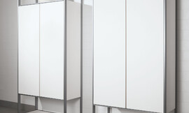 Witte hoogkasten met aluminiumelementen. Binnen het raamwerk zijn boven en onder open ruimtes aangebracht voor een bijzonder architectonisch effect. Zuordnung: Stil Klassieke keukens, Planungsart Keuken met keukeneiland