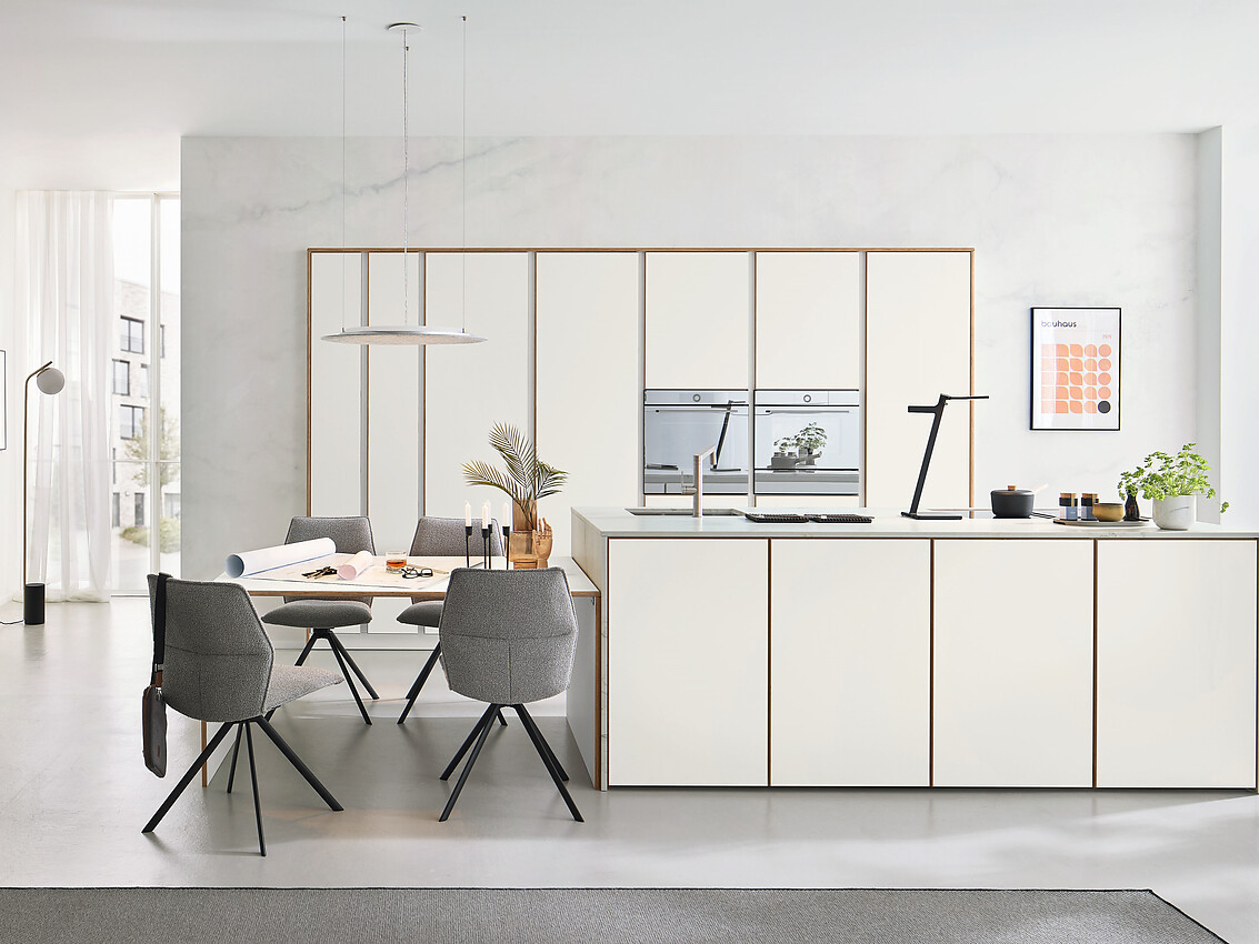 Een greeploze, tijdloze designkeuken met lichtgekleurde fronten. Deze veelzijdige opstelling biedt een zitgelegenheid en een functioneel keukeneiland. Hoogwaardige uitrusting en een praktische apothekerskast maken het compleet. Zuordnung: Stil Moderne keukens, Planungsart Keuken met zitgelegenheid