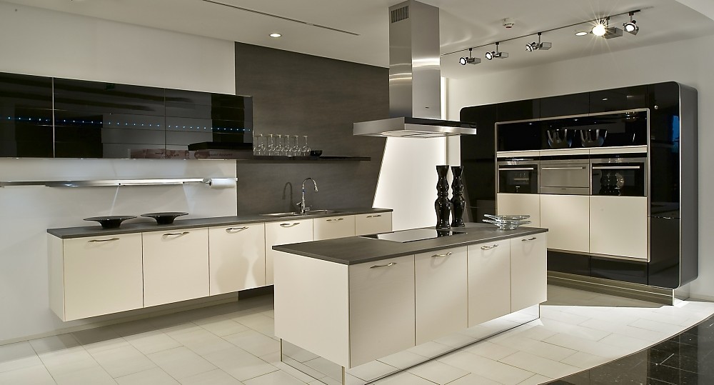 L vormige keuken met eiland zwart wit
