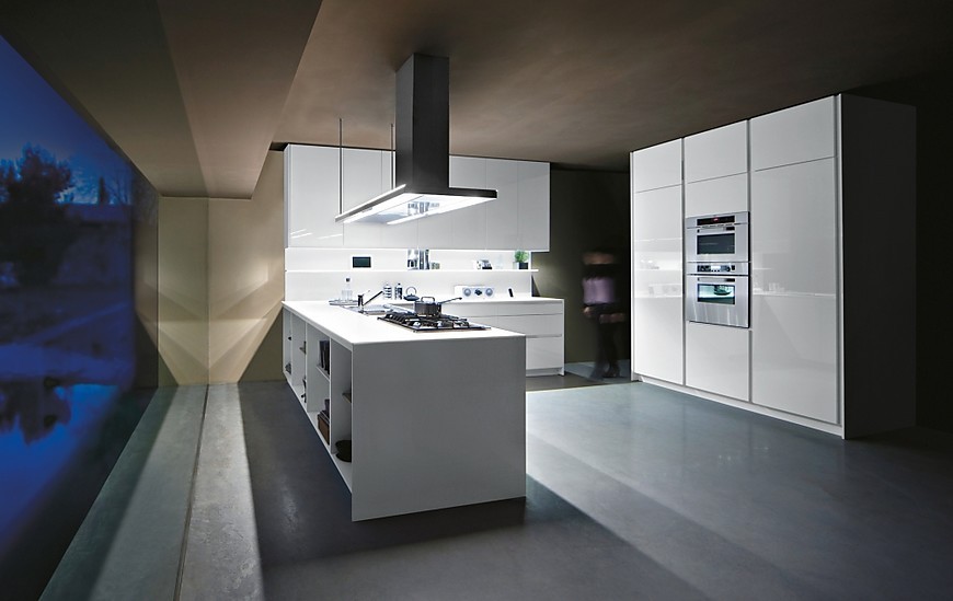 Family greeploze U-keuken in moderne stijl wit glanzend