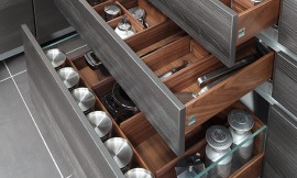 Binnenwerk van lade met glas- en houtelementen. Extreem flexibele indeling en gemakkelijk te reinigen. Zuordnung: Stil Moderne keukens, Planungsart Keuken met keukeneiland