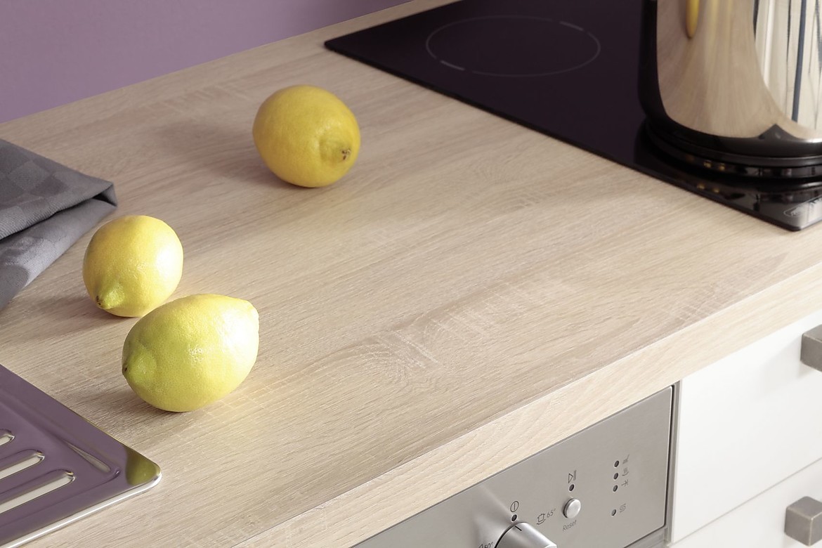 Klassieke keuken met pijn houten fronten en zithoek Keuken wandpanelen houten