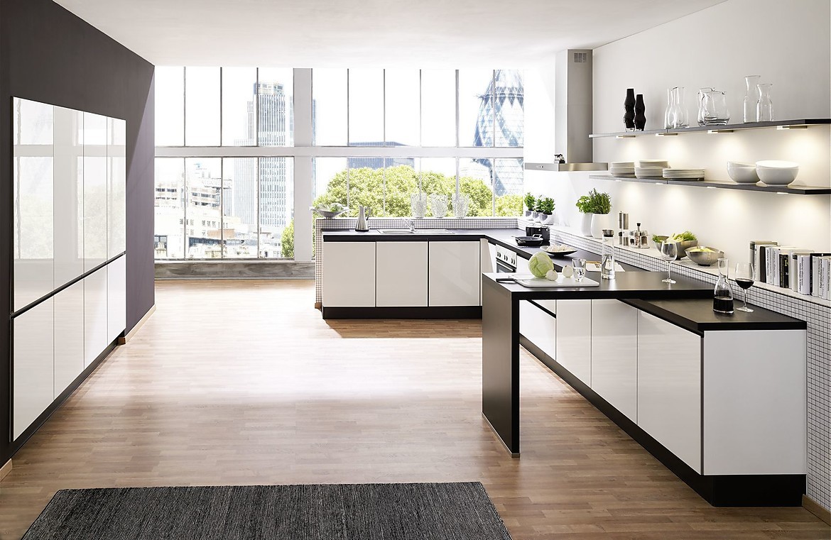 Perfecte L-vormige keuken in het wit met bar. Een kleine rand met Open Keuken Met Bar : Perfecte L-vormige keuken in het wit met bar. Een kleine rand met