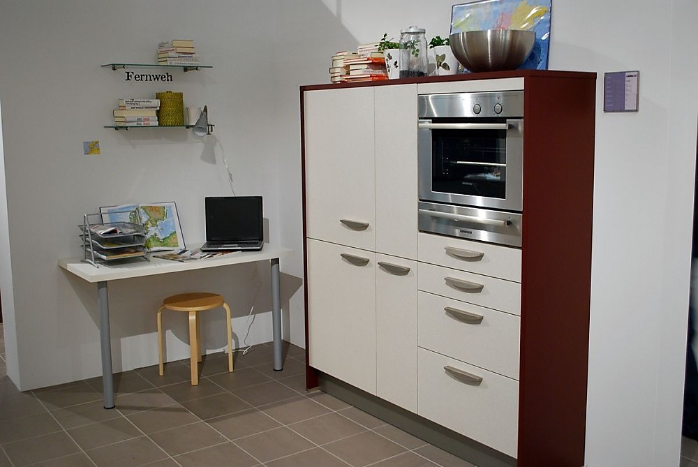 Voorbeeld van een werkplek in de hoek van de keuken. Een simpel tafelblad aan de muur met twee tafelpoten. Keukenkast met gebroken witte fronten en wangen van donker hout. Ingebouwde magnetron-oven-combinatie. Zuordnung: Stil Klassieke keukens, Planungsart Detail keukenontwerp