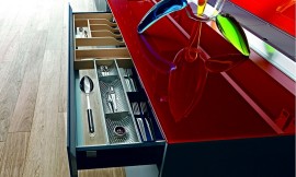Corpus in grijs met extra dun rood glazen aanrechtblad. Hoogwaardige lade-indeling. Zuordnung: Stil Design-keukens, Planungsart Keuken met keukeneiland
