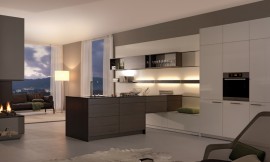 Een keuken die er niet meer direct als keuken uitziet, waardoor de keuken als deel van de woonruimte geplaatst kan worden. Een open en flexibel wandpaneel-kastsysteem vormt hier het middelpunt van de woonervaring en is tegelijkertijd deel van de keuken. De keuken bestaat ten eerste uit het witte wandpaneel waar kastjes aan opgehangen kunnen worden. Daarnaast zijn hoge witte kasten met de apparatuur geplaatst. Het kookeiland ten slotte is ook tegen het wandpaneel geplaatst en leunt op lage onderkasten, waarop een kleine zitgelegenheid mogelijk is geworden. Zuordnung: Stil Klassieke keukens, Planungsart Open keuken (woonkeuken)