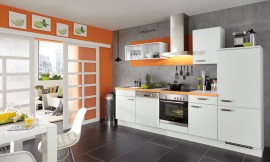 Deze witte keuken is perfect voor kleinere ruimtes. Accenten in oranje laten dit keukenblok levendig werken. Zuordnung: Stil Moderne keukens, Planungsart Detail keukenontwerp