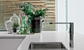 Het rechtlijnige ontwerp van gootsteen en kraan past naadloos in het totaalconcept van deze moderne design keuken. Zuordnung: Stil Design-keukens, Planungsart U-vormige keuken