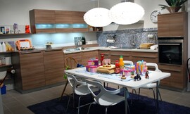 Fronten met greeplijsten en donker hout. Mozaïek tegeltjes op de achterwand. Zitgelegenheid aan aparte tafel. Zuordnung: Stil Design-keukens, Planungsart Open keuken (woonkeuken)