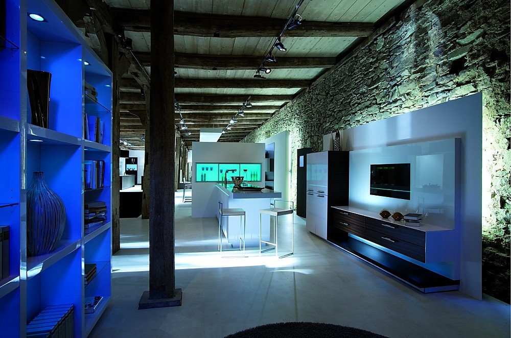 Ook hier ziet u wat Moodlight met de sfeer van uw keuken en woonruimte kan doen. Zuordnung: Stil Luxe keukens, Planungsart Keuken met keukeneiland
