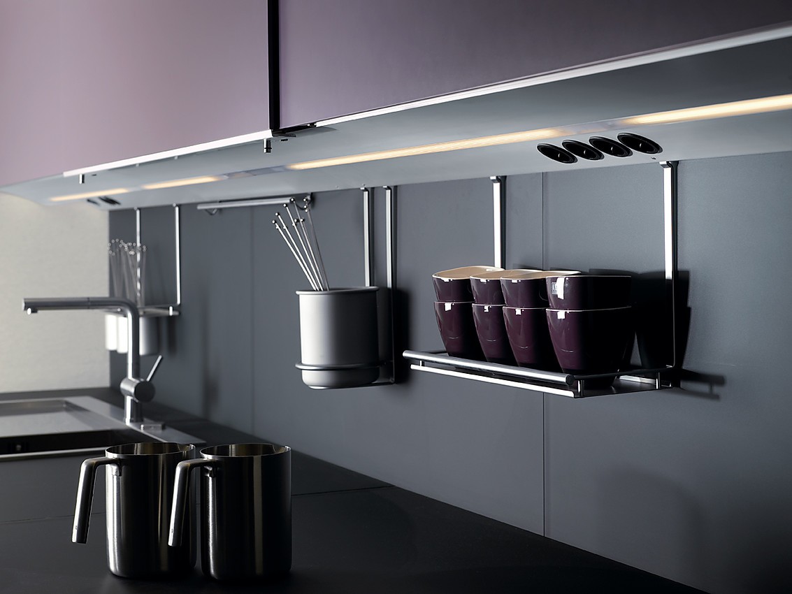 Hangend opbergsysteem met verlichte bovenlijst. Zuordnung: Stil Design-keukens, Planungsart Detail keukenontwerp