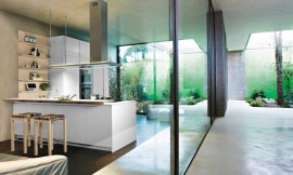 Open keuken, wit, greeploos, met brede bar met zitgelegenheid. Open en gesloten opbergmogelijkheden. Zuordnung: Stil Moderne keukens, Planungsart Open keuken (woonkeuken)