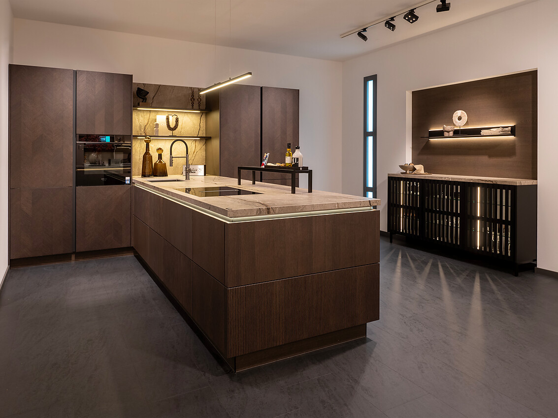 Een perfecte mix van tijdloze moderniteit en hoge functionaliteit. Deze greeploze keuken biedt een L-vormige planning en een elegant donker hout frontdecor met steen aanrecht. Zuordnung: Stil Moderne keukens, Planungsart L-vormige keuken