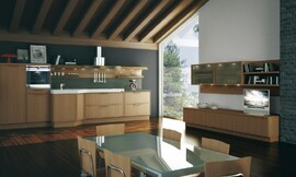Deze L-keuken combineert edele fronten van eikenhout met een dik, wit aanrechtblad. Boven het belangrijkste keukenblok zit een elegante schouw-afzuigkap. Zitgelegenheid aan een aparte tafel. Zuordnung: Stil Klassieke keukens, Planungsart keukenblok