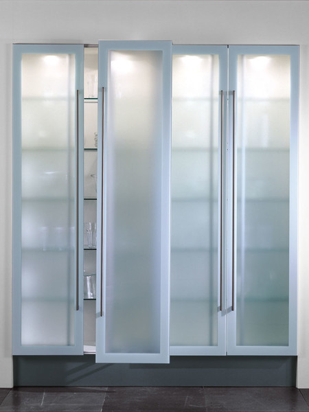 Een voorbeeld voor een hoge glazen kast, hier met zwenkdeuren.