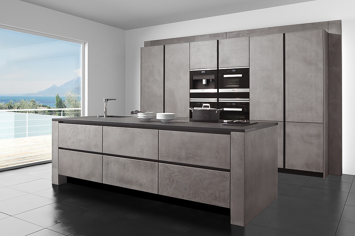 Edele keuken met fronten van zwart designglas