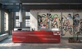 Kwadratisch keukeneiland met rode hoogglans fronten en metallic glanzend achterwandje. Een kastenwand met schuifdeuren (Ghia design) maakt de keuken af. Dit is waarschijnlijk een van de mooiste voorbeelden van een schilderij dat in de keuken geïntegreerd is, waardoor deze in zijn geheel als kunstwerk werkt. Zuordnung: Stil Luxe keukens, Planungsart Open keuken (woonkeuken)