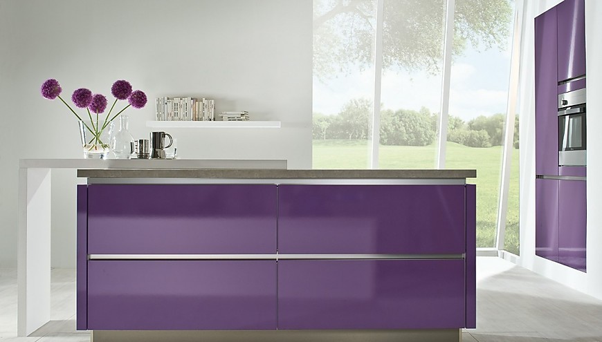 Moderne eilandkeuken paars