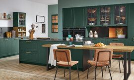 Deze hoogwaardige keuken biedt een uniek, mat frontdecor in een stijlvolle donkere kleur. Het praktische keukeneiland, met comfortabele zitgelegenheid, maakt elke maaltijd een gezellige ervaring. Zuordnung: Stil Design-keukens, Planungsart Keuken met zitgelegenheid