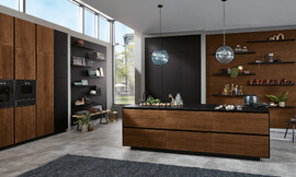 Ervaar de tijdloze elegantie van deze greeploze designkeuken met donker houten fronten. Het eilandplanningstype biedt zowel een unieke uitstraling als praktische werkruimte. Zuordnung: Stil Moderne keukens, Planungsart Keuken met keukeneiland
