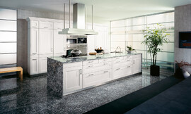 Tijdloos elegant en behaaglijk is deze moderne landelijke keuken met pijnboom fineer. Een bijzonder effect ontstaat omdat het materiaal van het aanrechtblad en de vloer hetzelfde is. De zeer klassieke witte hoogkast heeft kader fronten. Zuordnung: Stil Landelijke keukens, Planungsart Open keuken (woonkeuken)
