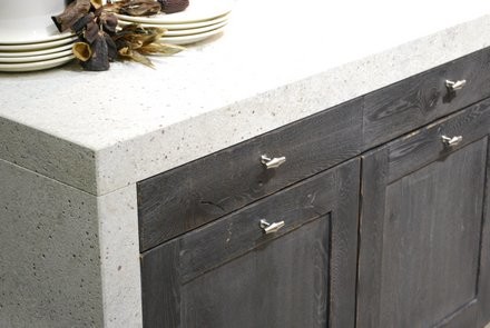 Houten keuken met oudgemaakt front in de antiek-look
