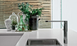 Het rechtlijnige ontwerp van gootsteen en kraan past naadloos in het totaalconcept van deze moderne design keuken. Zuordnung: Stil Design-keukens, Planungsart Keuken met zitgelegenheid